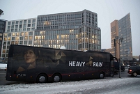 Der "Heavy Rain" Bus auf dem Potsdamer Platz in Berlin.