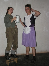 © Binder-Krieglstein Rainer Binder-Kreiglstein beim Videodreh in Karchtenkleid mit Bierglas