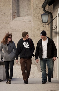 shaun white mit bodyguard und teammanager