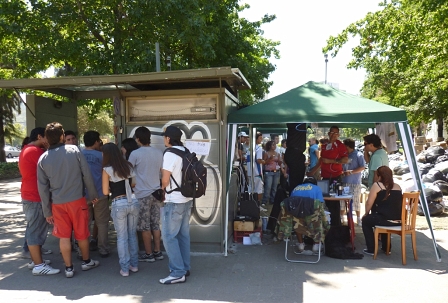 Die "Rezeption" der Hilfsorganisation. Aus dem Kiosk von nebenan kommt der kostenlose Strom. 