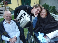 Marc Carnal mit Akkordeon und zwei SeniorInnen