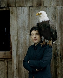 Jakob Dylan Portrait mit Weisskopf Seeadler auf der Schulter