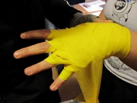© FM4 / Barbara Köppel Hand, um die eine gelbe Thaibox-Bandage gebunden wird