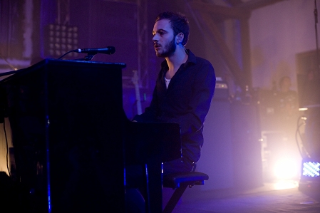 Editors-Sänger Tom Smith spielt das Elektropiano