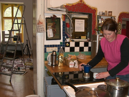 Blick in die Küche und ins Kulturcafé des Spektrals, eine Frau schenkt Kaffee ein