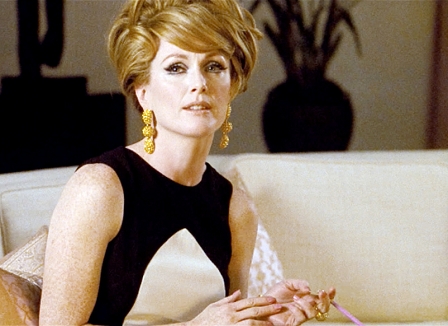 Julianne Moore auf einem Sofa sitzend, Szenenbild aus dem Film "A Single Man"