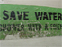 Schild, auf dem "Save water, shower with a friend" steht