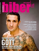 Biber-Cover: Tätowierter Mann. Text: "Tattoo-Trend: Gott - Glaube oder Ästhetik"