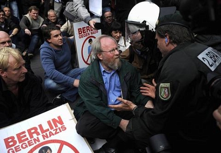 Wolfgang Thierse wird von Polizist gebeten, Demonstration am 1. Mai zu verlassen und Sitzblockade aufzugeben