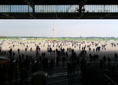 Tempelhofer Flugfeld im Mai 2010, übersät mit Menschen