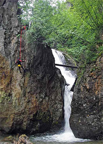 Abseilen am Rand eines Wasserfalls