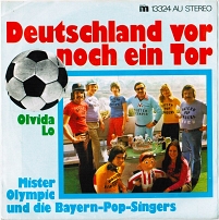 bild der band in engen 70er-jahr-tshirts