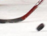 EIshockey-Schläger und Puck