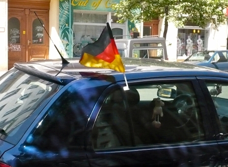 Auto mit Deutschlandflagge
