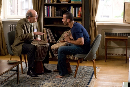 Zwei Männer trommeln in einem Wohnzimmer: szenenbild aus dem Film "The Visitor"