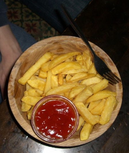 Pommes mit Ketchup