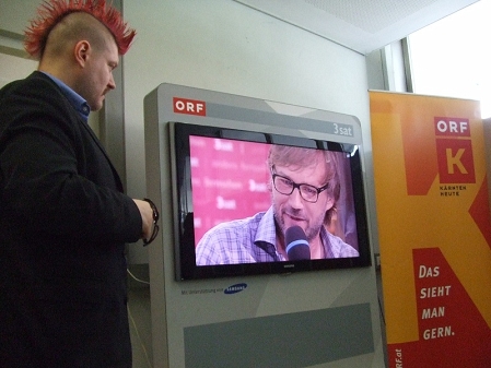 sascha lobo sieht sich ein interview mit richard kämmerlings im fernsehen an und twittert mit dem handy