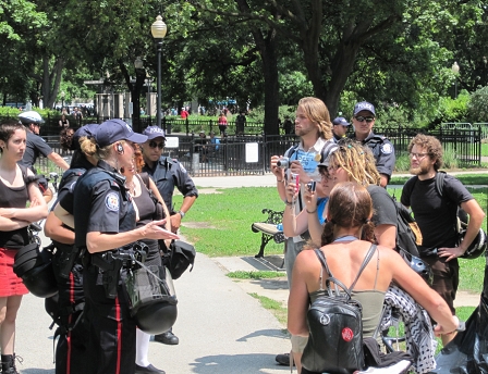 Polizisten im Park, die G20 Demonstranten aufhalten
