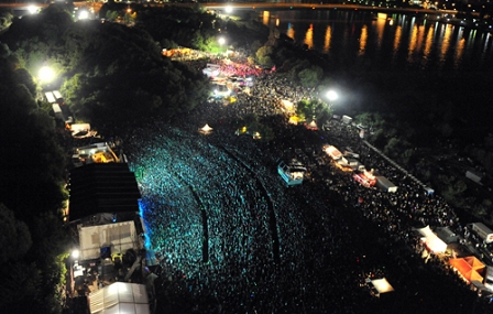 Bühne und Publikum am Donauinselfest von oben aufgenommen