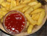 pommes mit ketchup