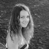 miriam vavra, maedchen mit langen haaren, am strand