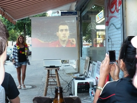 Public Viewing am Bürgersteig