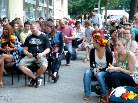 Public Viewing am Bürgersteig