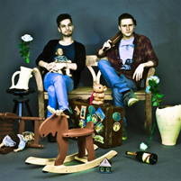 Das Duo The Ghost inmitten einem Haufen Kinderspielzeug