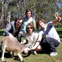 Die Band Pheenix, eine Art Reh streichelnd