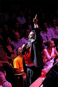 Al Green mit erhobenem Zeigefinger