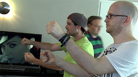 Journalisten beim Testen der Xbox 360-Bewegungssteuerung "Kinect".