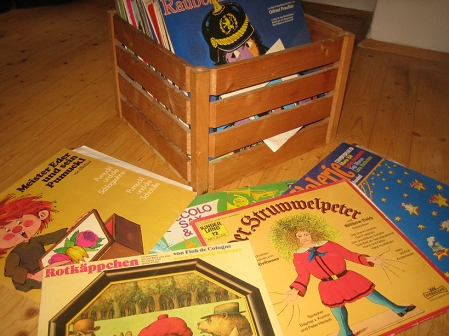 Kiste mit Kinderschallplatten