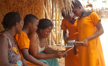 © readwriteweb.com frauen in ghana mit einem e-reader