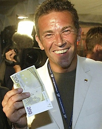 © APA / Eggenberger Jörg Haider mit Geldschein in der Hand