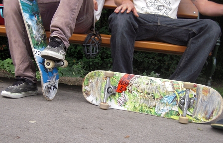 2 skater auf band sitzend