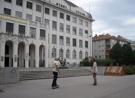 2 skater vor der hochschule