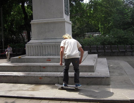 muki rüstig vor ressl statue am karlsplatz