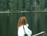 frau am see