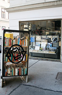 Der offene Bücherschrank als literarisches Stadtmöbel an der Straßenecke