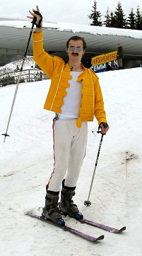 Austrofred mit Jogginghose und Schiern am Hirschenkogel