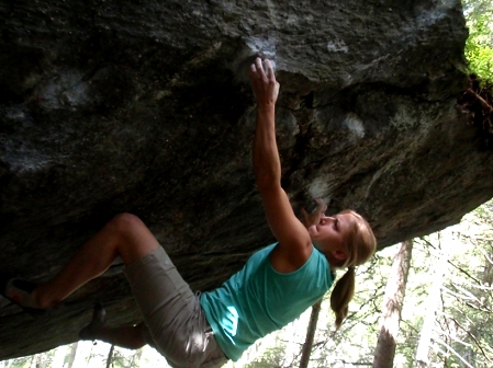 Katharina Saurwein in ihrem Projekt - der Boulder El Gauhara