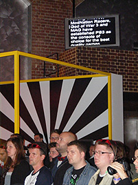 Der Autocue-Bildschirm auf der Sony Pressekonferenz bei der gamescom 2010 in Köln, von der der Moderator die Texte abliest.