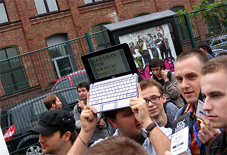 Ein wartender Journalist, der ein Netbook in die Höhe hält auf dem "Let us in, for Kratos' sake!!!" steht.