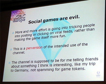 Ein Präsentations-Slide auf dem "Social games are evil" steht.