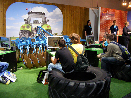 Jugendliche spielen den "Landwirtschafts-Simulator" auf der gamescom 2010 in Köln.