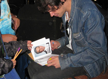 Nino beim Autogramme-Geben