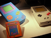 Zwei Game Boys und eine "Tetris"-Cartridge aus Karton gebastelt.