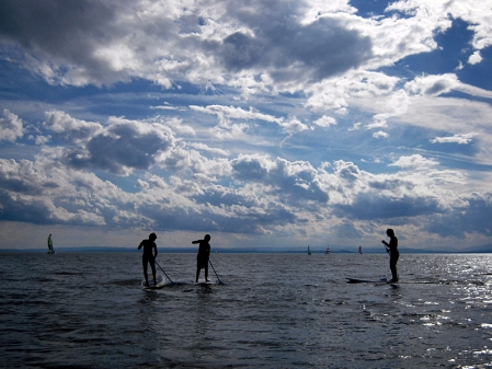 stand up paddler im wasser