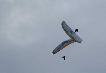 zwei paragleiter am himmel