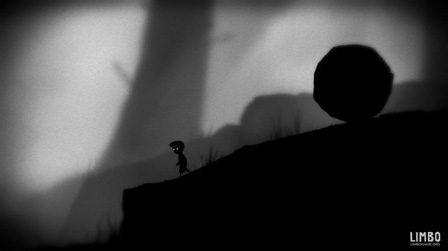 Bildschirmfoto aus dem Videospiel "LIMBO": Der Bub wird von einem großen, rollenden Stein verfolgt.